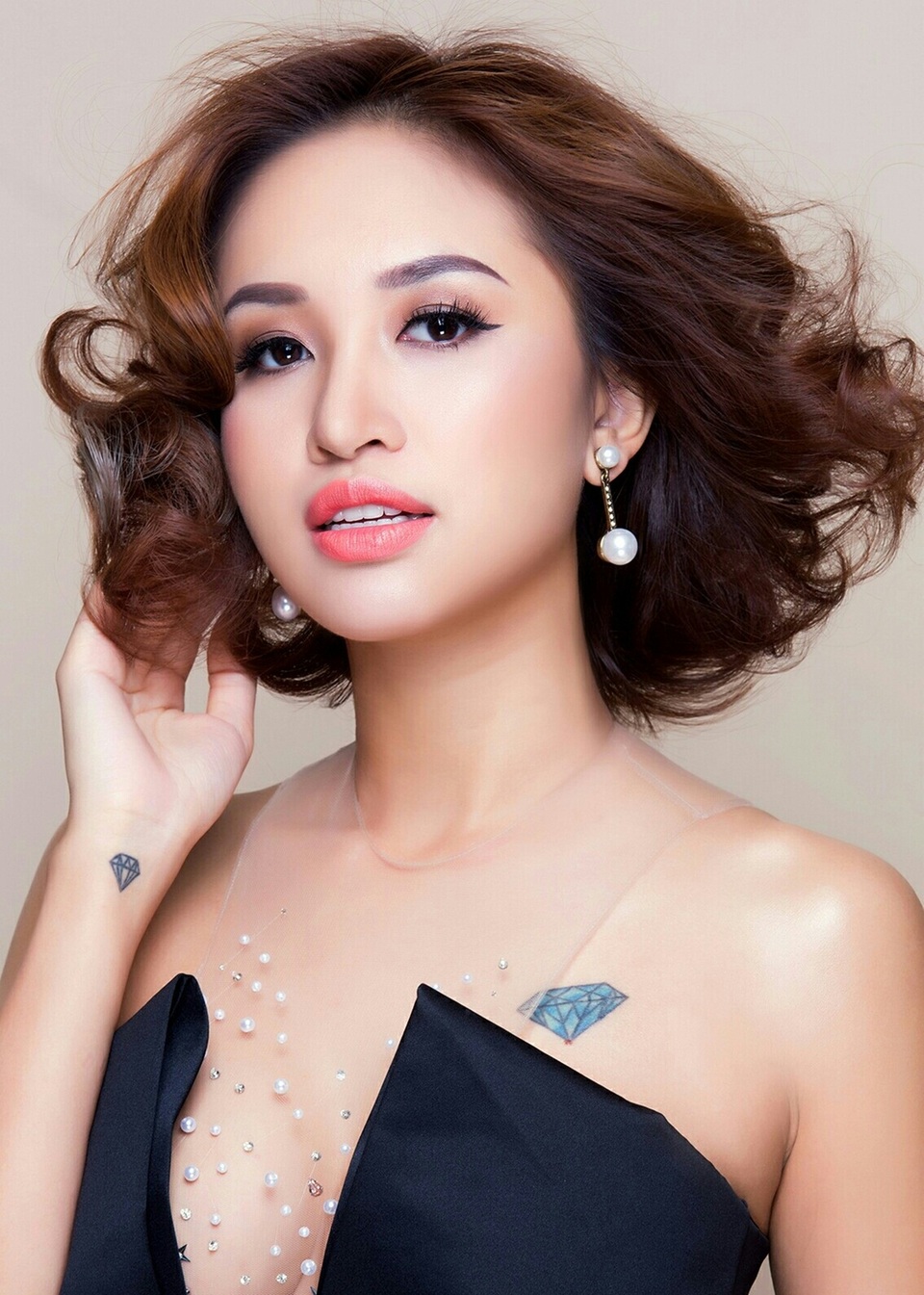 Vân Hugo tiếp tục "hở bạo" sau sự cố váy nàng tiên cá - 3 Vân Hugo tiếp tục "hở bạo" sau sự cố váy nàng tiên cá - 3