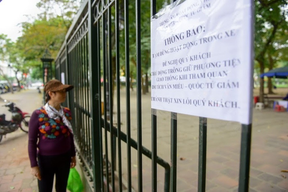 Du khách bức xúc vì không có chỗ gửi xe ở Văn Miếu - Quốc Tử Giám - 1 Thông báo đóng cửa điểm trông giữ xe khiến nhiều du khách đến tham quan bất ngờ, bức xúc.
