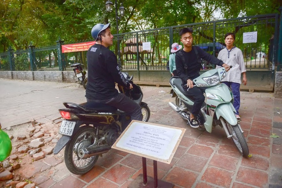 Du khách bức xúc vì không có chỗ gửi xe ở Văn Miếu - Quốc Tử Giám - 4 Một số du khách phản ánh, dù đã lòng vòng đi nhiều con phố lân cận nhưng họ vẫn không tìm được điểm giữ xe phù hợp.