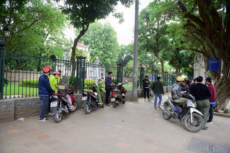 Du khách bức xúc vì không có chỗ gửi xe ở Văn Miếu - Quốc Tử Giám - 8 Một số du khách đỗ xe trên vỉa hè, bất lực nhìn vào phía bên trong di tích.