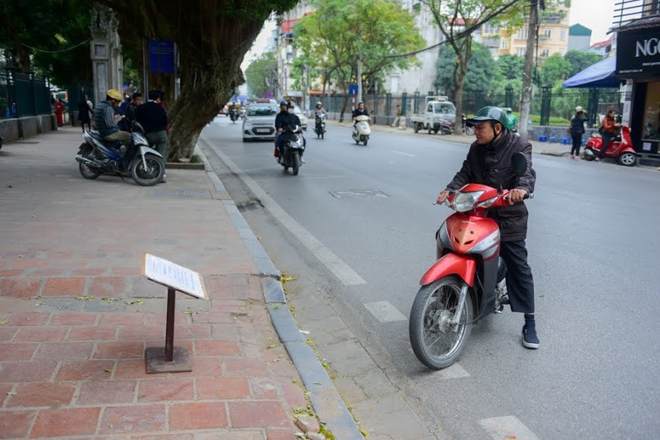 Du khách bức xúc vì không có chỗ gửi xe ở Văn Miếu - Quốc Tử Giám - 3 Nhiều du khách tỏ ra bất ngờ, buộc phải quay đầu tìm điểm trông giữ xe thay thế.