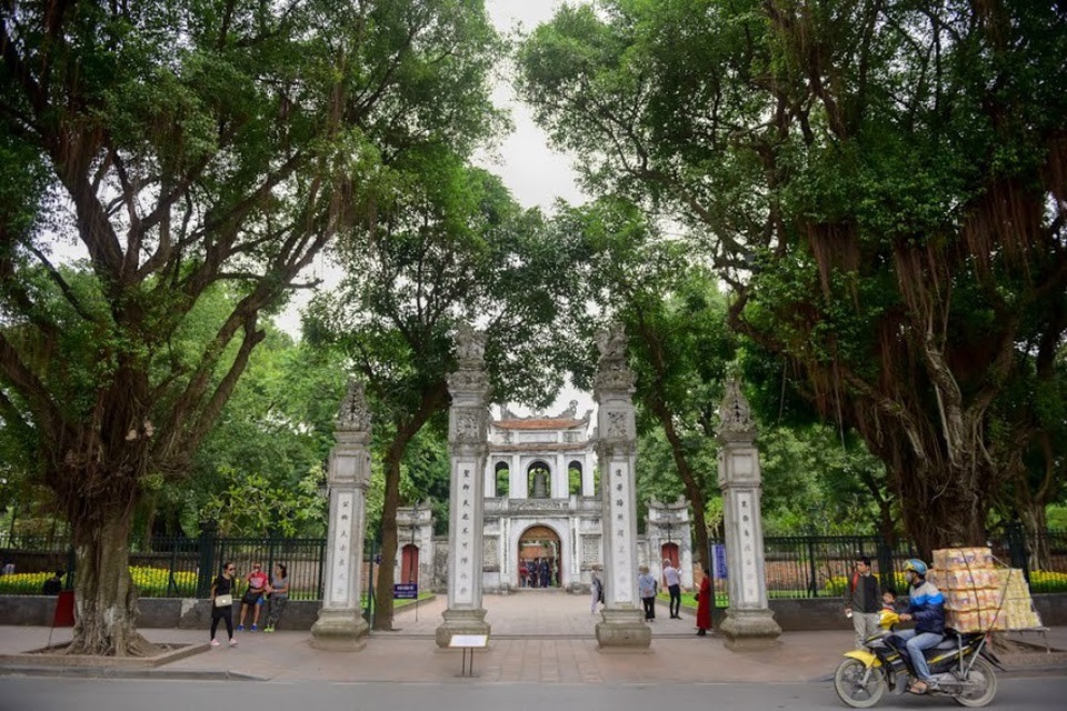 Du khách bức xúc vì không có chỗ gửi xe ở Văn Miếu - Quốc Tử Giám - 11 Ông Lê Xuân Kiêu – Giám đốc Trung tâm hoạt động văn hóa khoa học Văn Miếu - Quốc Tử Giám thừa nhận, việc đóng cửa bãi đỗ xe đã khiến lượng khách tham quan sụt giảm đáng kể.