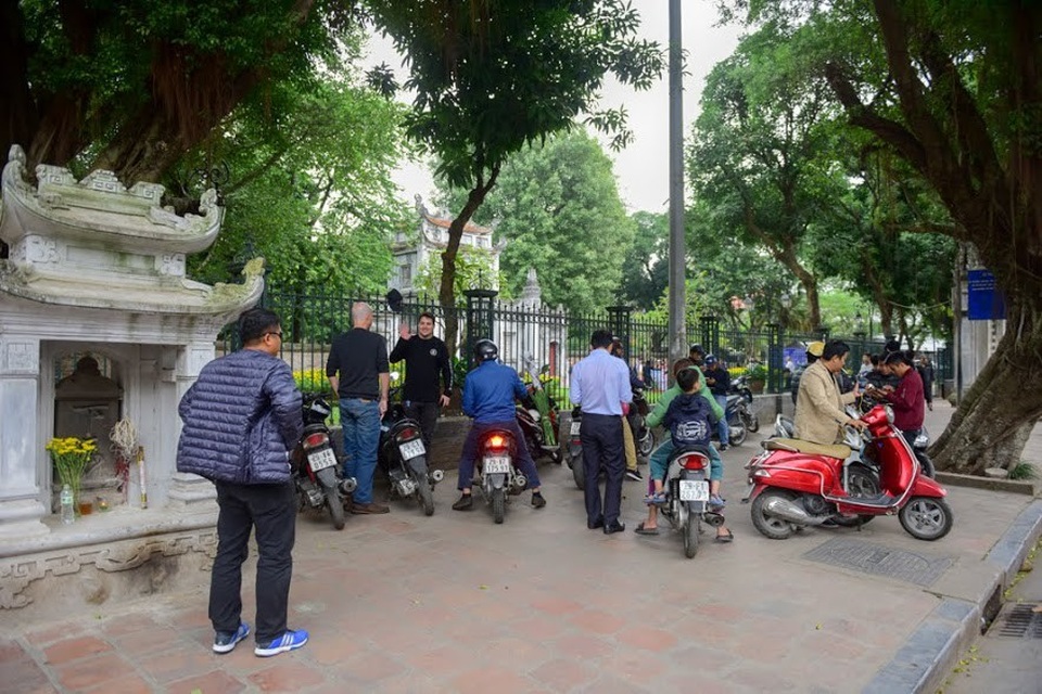 Du khách bức xúc vì không có chỗ gửi xe ở Văn Miếu - Quốc Tử Giám - 5 Việc đóng cửa bãi gửi xe trong khuôn viên vườn hoa Giám mà không có điểm trông xe thay thế khiến nhiều du khách không thể vào tham quan