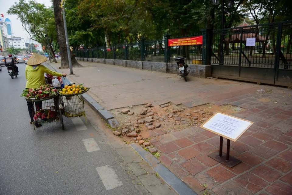 Du khách bức xúc vì không có chỗ gửi xe ở Văn Miếu - Quốc Tử Giám - 2 Ngày 30/11 di tích Văn Miếu - Quốc Tử Giám bất ngờ ra thông báo tạm dừng việc trông giữ xe