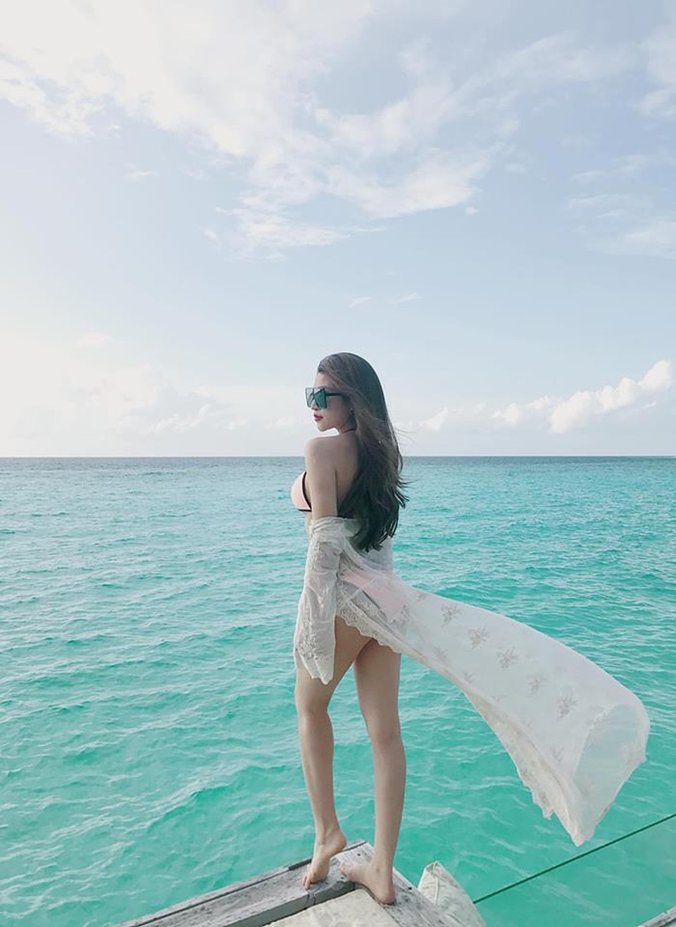 Nhan sắc của các hot girl Hà Nội đời đầu ngày ấy - bây giờ (phần 2) - 38 Cô cho rằng, con gái cũng nên coi trọng sự nghiệp, đừng nên cho rằng sự nghiệp chẳng có liên quan gì tới bản thân và: “Nếu bạn nghĩ rằng bản thân chỉ cần giặt quần áo, nấu cơm quét nhà, trông con và chờ đợi sung sướng thì quả thật là thiếu sót lớn. Tự tôn và tự tin là giá trị mà bạn cần phải nỗ lực rất nhiều để có được cả hai”.