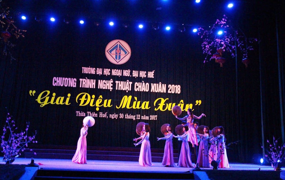 Rộn rã những màn văn nghệ chào đón xuân mới 2018 - 4 Rộn rã những màn văn nghệ chào đón xuân mới 2018 - 4