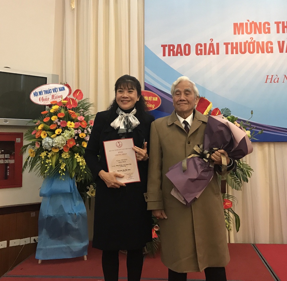 Vinh danh các tác phẩm đoạt giải văn nghệ dân gian Việt Nam - 2 Hai tác giả đoạt giải Nhất của Hội Văn nghệ Dân gian Việt Nam 2017. Ảnh: PQ.