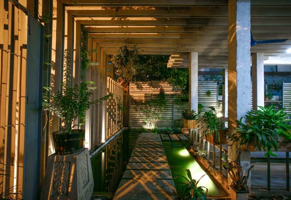 Đến tối, không gian văn phòng làm việc càng trở nên lung linh hơn nhờ hệ thống đèn chiếu sáng lắp đặt dọc các lối đi.