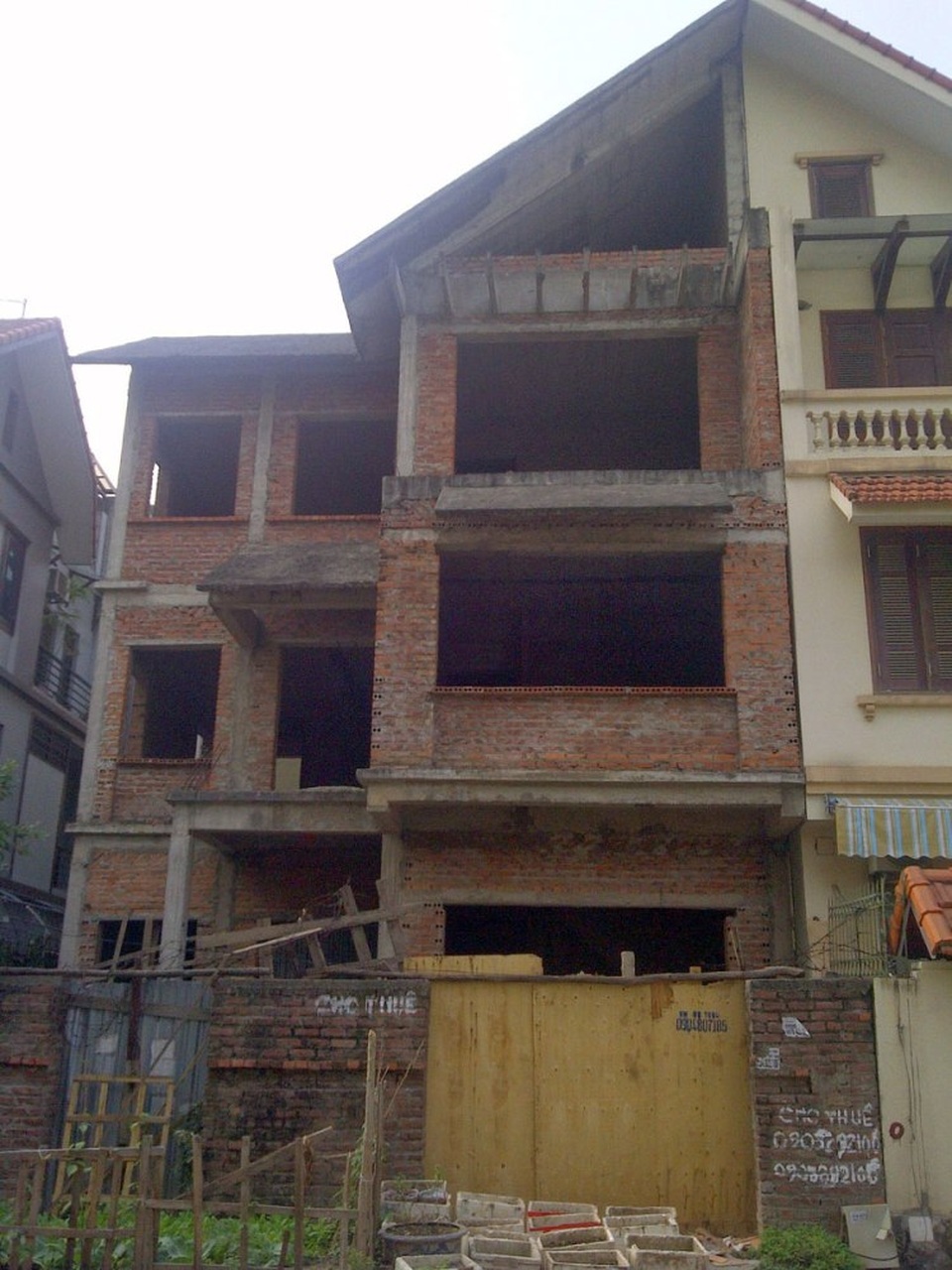 Tình trạng căn biệt thự trước khi được cải tạo.