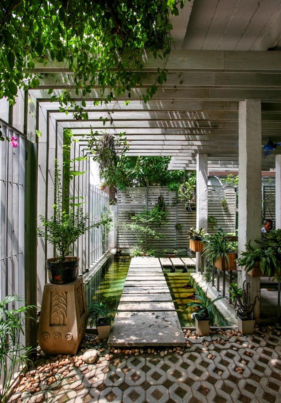 Muốn vào bên trong, người đi phải bước trên một chiếc cầu bằng gỗ bắc qua hồ cá và đi giữa hàng cây xanh. Chính điều này đã làm nên sự khác biệt, tạo cho người đến tham quan một tâm lý thoải mái, nhẹ nhõm.