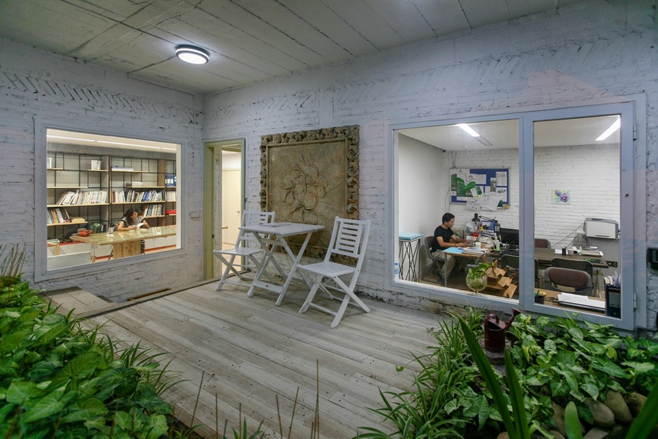 Với quan niệm văn phòng không phải là một chiếc máy làm việc mà là nơi khuyến khích giao tiếp xã hội, kết nối cá nhân với cá nhân, cả chủ đầu tư và KTS đều mong muốn hướng đến giải quyết căn bệnh chán văn phòng của nhân viên, thúc đẩy mối liên kết trong văn phòng và kích thích tăng trưởng.