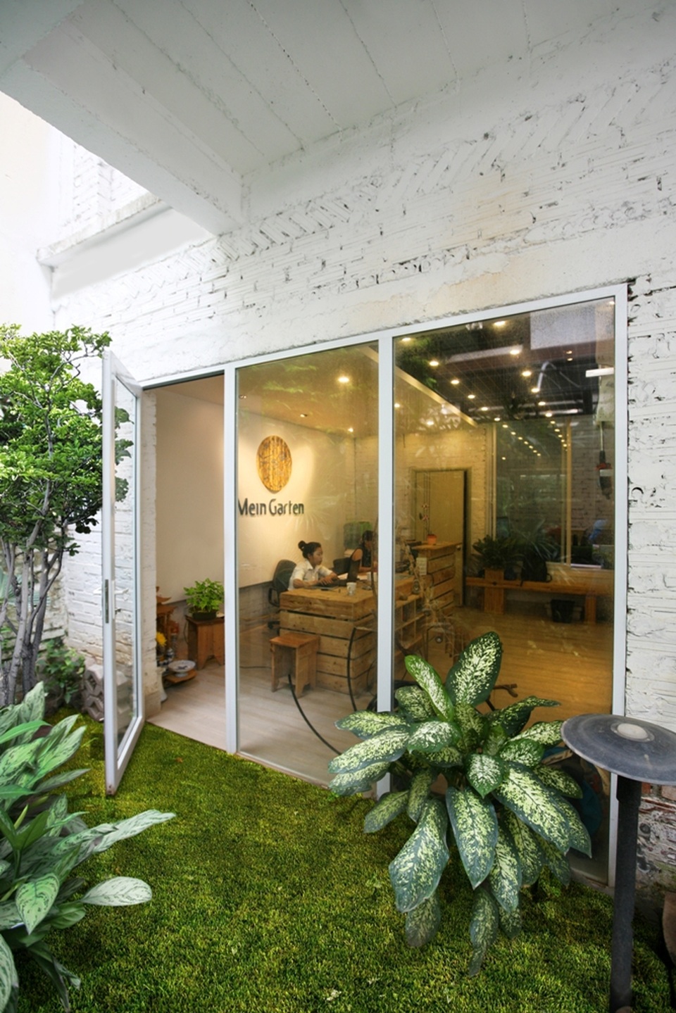 Các phòng làm việc đều có thiết kế cửa kính với hướng nhìn thẳng ra sân vườn.