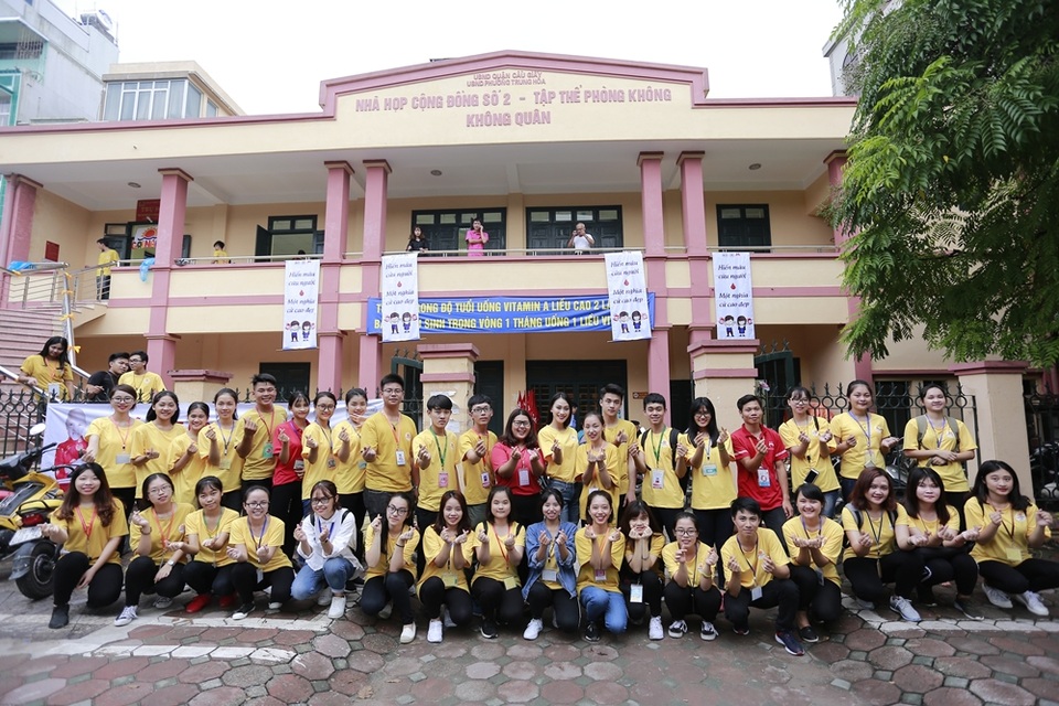 Cảm phục GS. Anh Trí, Á hậu Đại dương cùng sinh viên tiếp lửa tình nguyện - 2 Á hậu Vân Quỳnh và các bạn sinh viên được truyền cảm hứng từ câu chuyện của vị bác sĩ khả kính.
