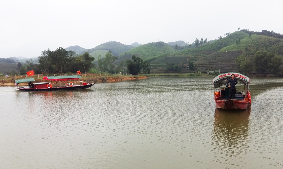 Bến thuyền không phép phục vụ khách du lịch trong lòng hồ thủy lợi - 4 Các thuyền chở khách vẫn hoạt động bình thường trong khu vực hồ thủy lợi Cầu Cau dù đã có lệnh đình chỉ của các cơ quan chức năng
