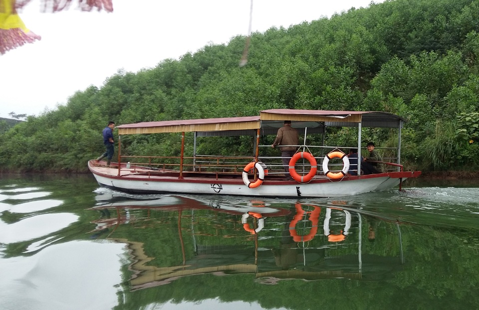 Bến thuyền không phép phục vụ khách du lịch trong lòng hồ thủy lợi - 6 Tàu chở khách tham quan đảo chè Thanh An (ảnh chụp sáng 12/1/2017) dù chưa được cấp phép mở bến thủy nội địa tại đây.