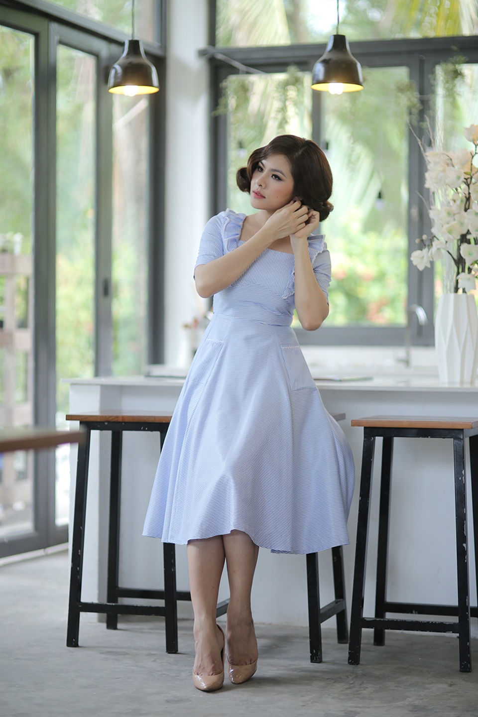Vân Trang học hành chăm chỉ sau khi làm mẹ - 4 Diện trang phục đơn giản, nhưng ở nữ diễn viên vẫn toát lên được vẻ rạng ngời, hạnh phúc. Những đường nét trên gương mặt Vân Trang thể hiện được vẻ tự nhiên, thu hút ánh nhìn.