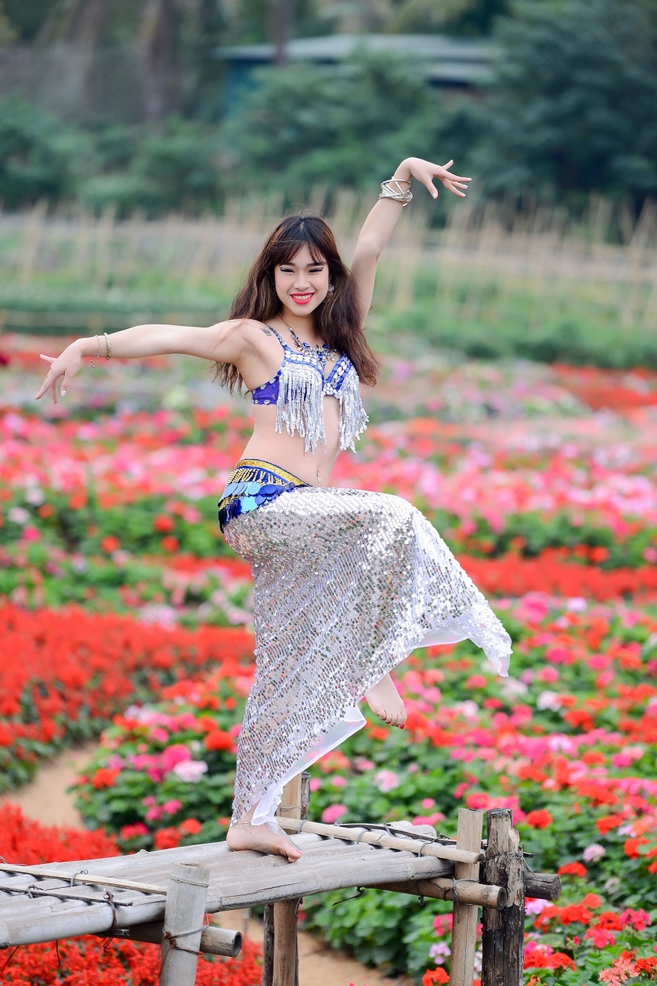 Nữ bellydance 9X khoe vũ điệu đẹp mê hồn ngày Tết - 1 Nữ bellydance 9X khoe vũ điệu đẹp mê hồn ngày Tết - 1