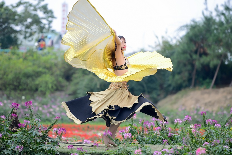 Nữ bellydance 9X khoe vũ điệu đẹp mê hồn ngày Tết - 11 Nữ bellydance 9X khoe vũ điệu đẹp mê hồn ngày Tết - 11