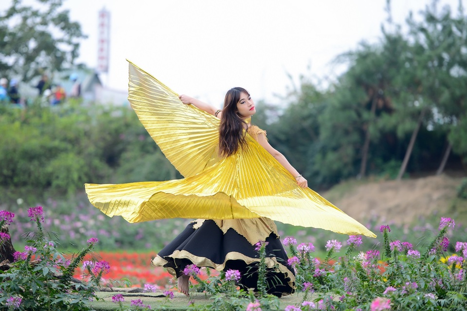 Nữ bellydance 9X khoe vũ điệu đẹp mê hồn ngày Tết - 12 Nữ bellydance 9X khoe vũ điệu đẹp mê hồn ngày Tết - 12