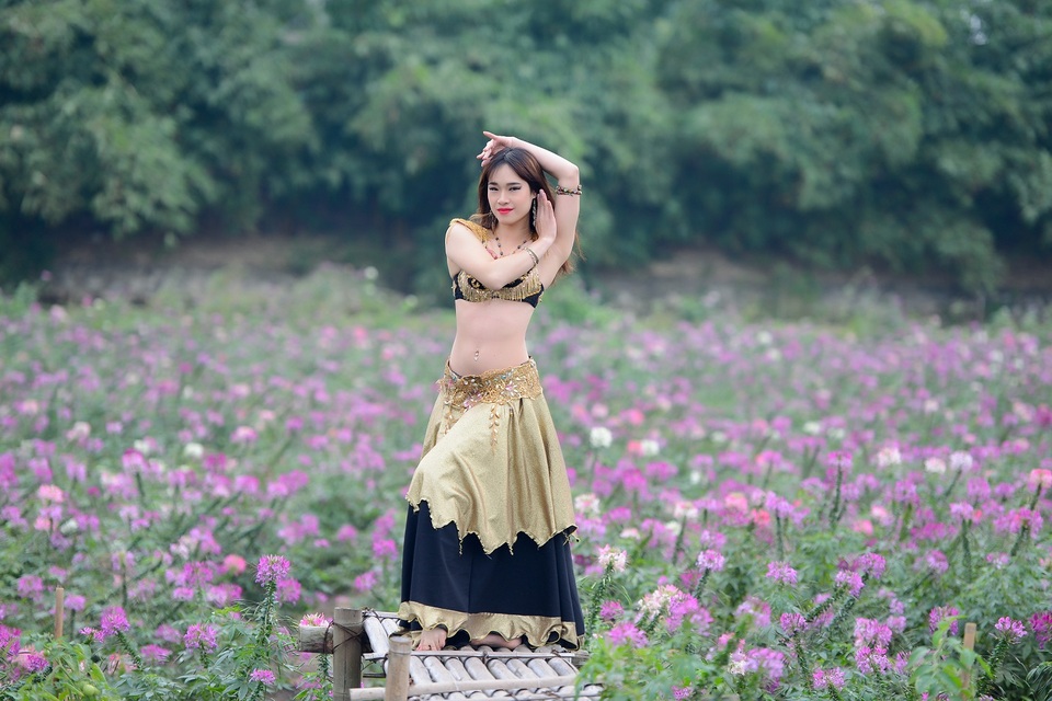 Nữ bellydance 9X khoe vũ điệu đẹp mê hồn ngày Tết - 16 Nữ bellydance 9X khoe vũ điệu đẹp mê hồn ngày Tết - 16