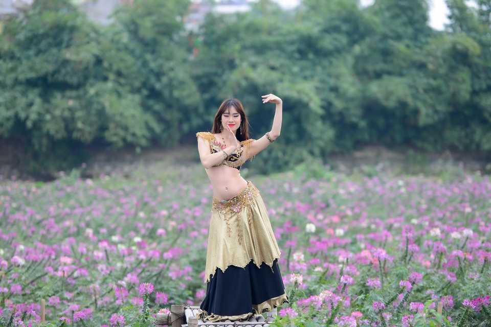Nữ bellydance 9X khoe vũ điệu đẹp mê hồn ngày Tết - 18 Nữ bellydance 9X khoe vũ điệu đẹp mê hồn ngày Tết - 18