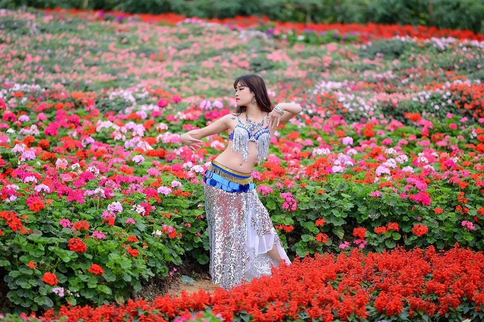 Nữ bellydance 9X khoe vũ điệu đẹp mê hồn ngày Tết - 3 Nữ bellydance 9X khoe vũ điệu đẹp mê hồn ngày Tết - 3