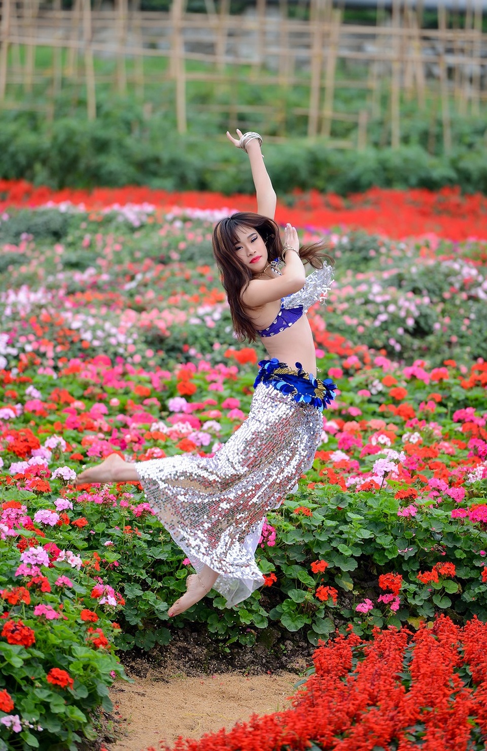 Nữ bellydance 9X khoe vũ điệu đẹp mê hồn ngày Tết - 4 Nữ bellydance 9X khoe vũ điệu đẹp mê hồn ngày Tết - 4