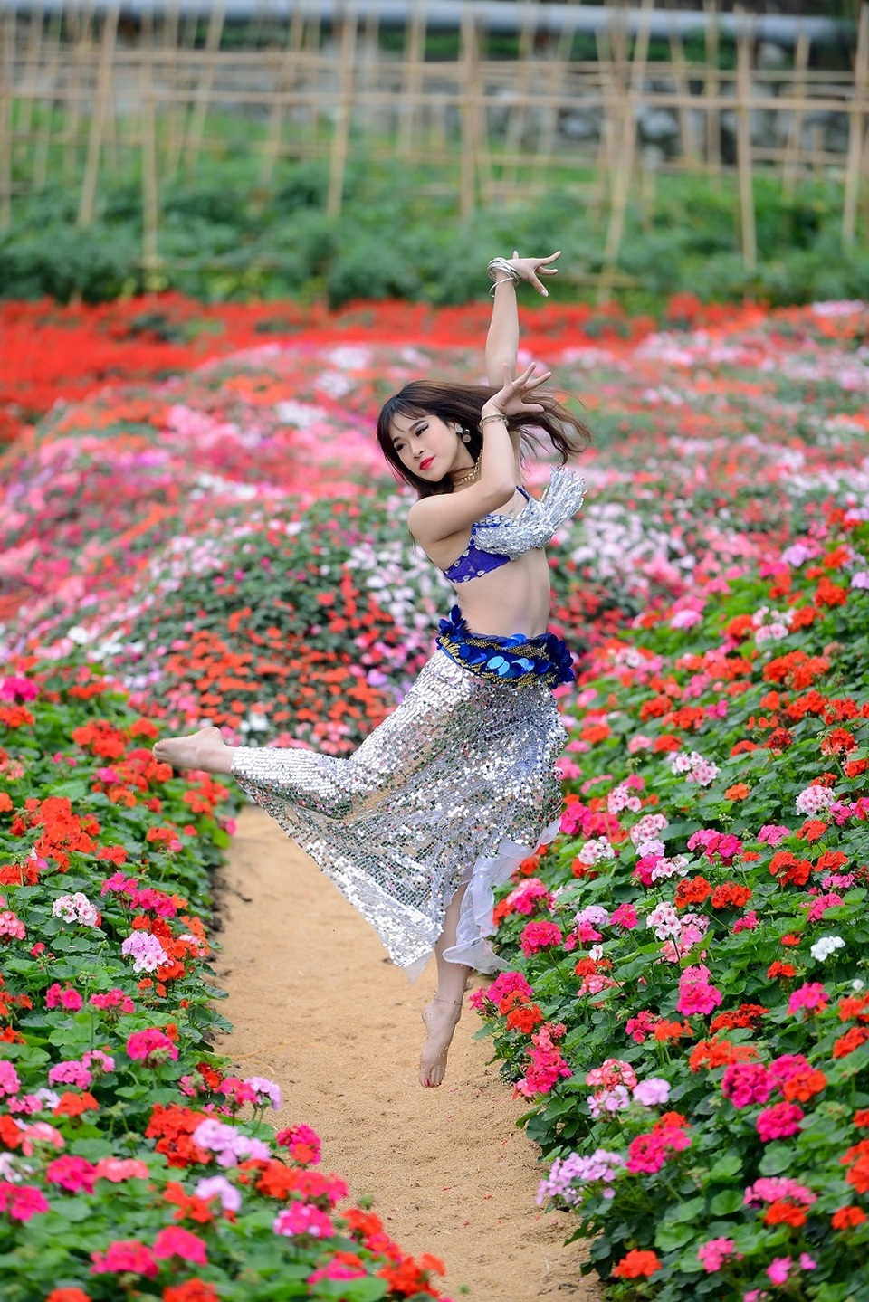 Nữ bellydance 9X khoe vũ điệu đẹp mê hồn ngày Tết - 5 Nữ bellydance 9X khoe vũ điệu đẹp mê hồn ngày Tết - 5