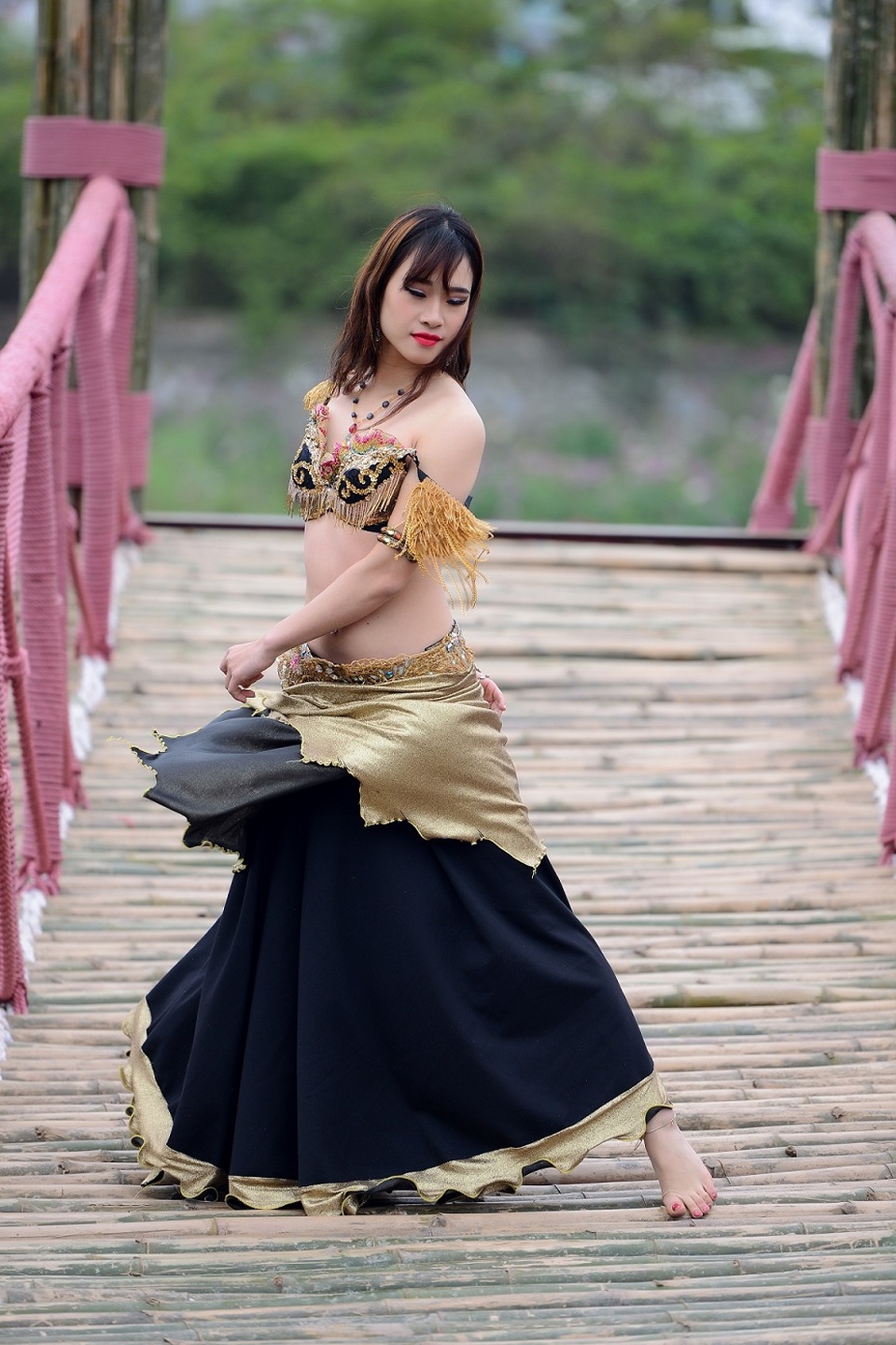 Nữ bellydance 9X khoe vũ điệu đẹp mê hồn ngày Tết - 6 Nữ bellydance 9X khoe vũ điệu đẹp mê hồn ngày Tết - 6