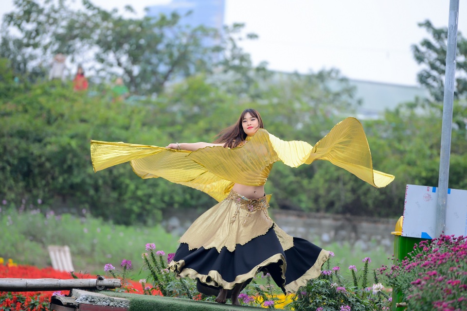 Nữ bellydance 9X khoe vũ điệu đẹp mê hồn ngày Tết - 8 Nữ bellydance 9X khoe vũ điệu đẹp mê hồn ngày Tết - 8