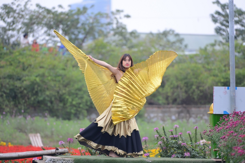 Nữ bellydance 9X khoe vũ điệu đẹp mê hồn ngày Tết - 9 Nữ bellydance 9X khoe vũ điệu đẹp mê hồn ngày Tết - 9
