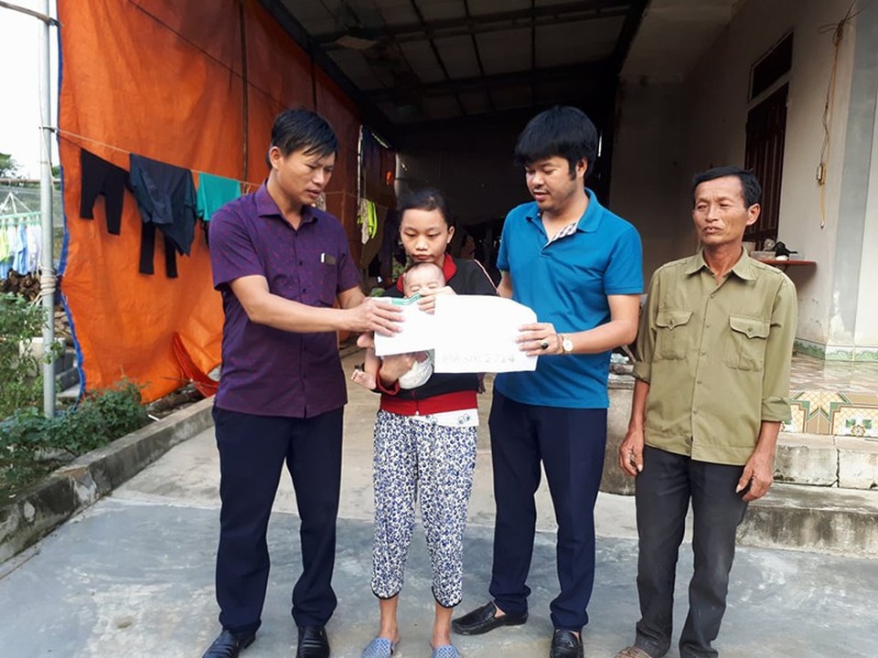 Bạn đọc báo Dân trí hỗ trợ bé Trần Văn Duy hơn 14 triệu đồng chạy chữa bệnh tật - 2 PV Dân trí trao số tiền 14,748,000 đồng cho gia đình bé Duy