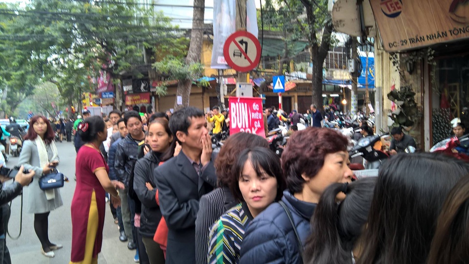 Tranh mua vàng ngày Thần tài, khách bị “chém đẹp” phí gửi xe - 3
Quá đông khách mua vàng, nhiều điểm bán vàng đã phải xếp khách mua dài cả tuyến phố (ảnh Nguyễn Tuyền)