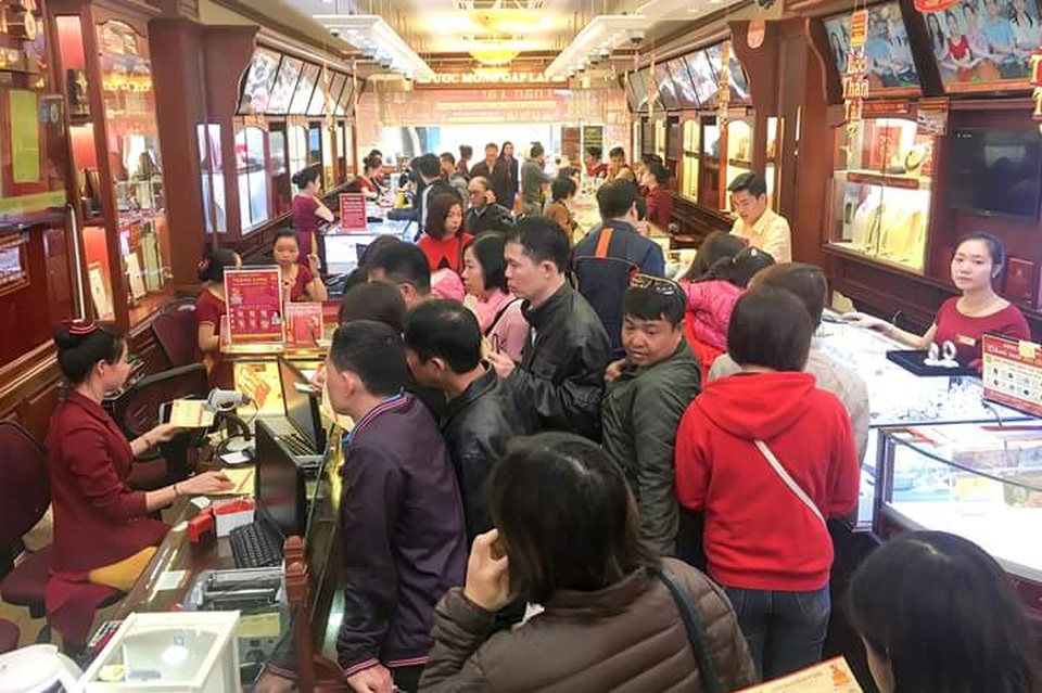 Nhà giàu "bày binh bố trận" săn vàng trước ngày vía Thần Tài - 1 Người dân bắt đầu đi khảo giá, đặt mua vàng
