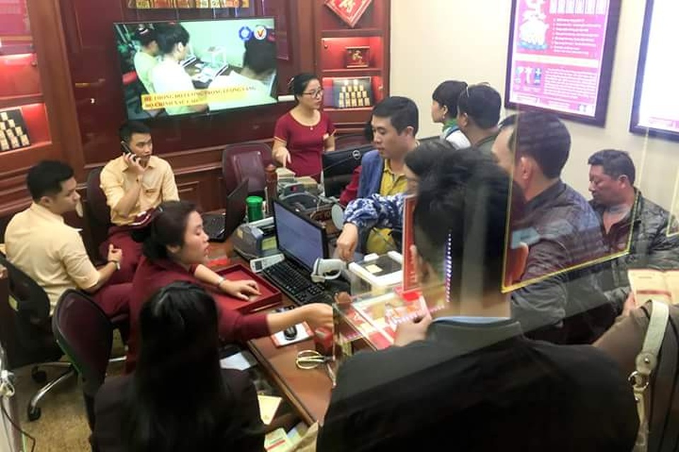 Nhà giàu "bày binh bố trận" săn vàng trước ngày vía Thần Tài - 2 Các giao dịch đặt trước tại một cửa hàng vàng