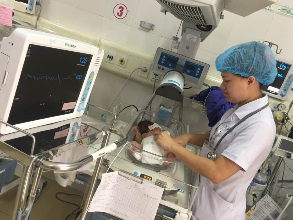 Thay máu cứu sống hai trẻ bỗng dưng vàng sậm da, bỏ bú - 1 Hai bệnh nhi đã được thay máu điều trị tình trạng vàng da sơ sinh bệnh lý. Ảnh: T.H