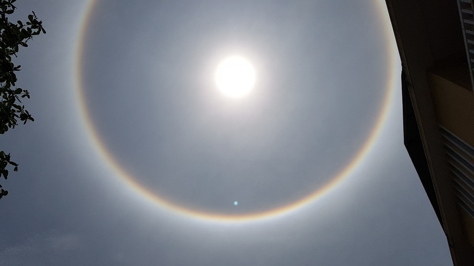 
Càng về trưa vòng tròn ánh sáng càng lan rộng.
