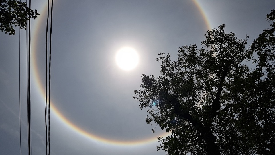 
Vòng hào quang bao quanh mặt trời tại TP Huế vào 10h sáng ngày 9/5.
