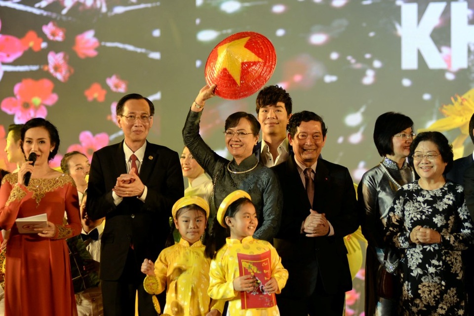 Kiều bào góp phần làm rạng danh dân tộc Việt Nam - 4
Nguyên Phó Chủ nước Trương Mỹ Hoa (ngoài cùng bên phải), Chủ tịch HĐND TPHCM Nguyễn Thị Quyết Tâm (giữa) chụp ảnh kỷ niệm trong đêm giao lưu, trình diễn nghệ thuật
