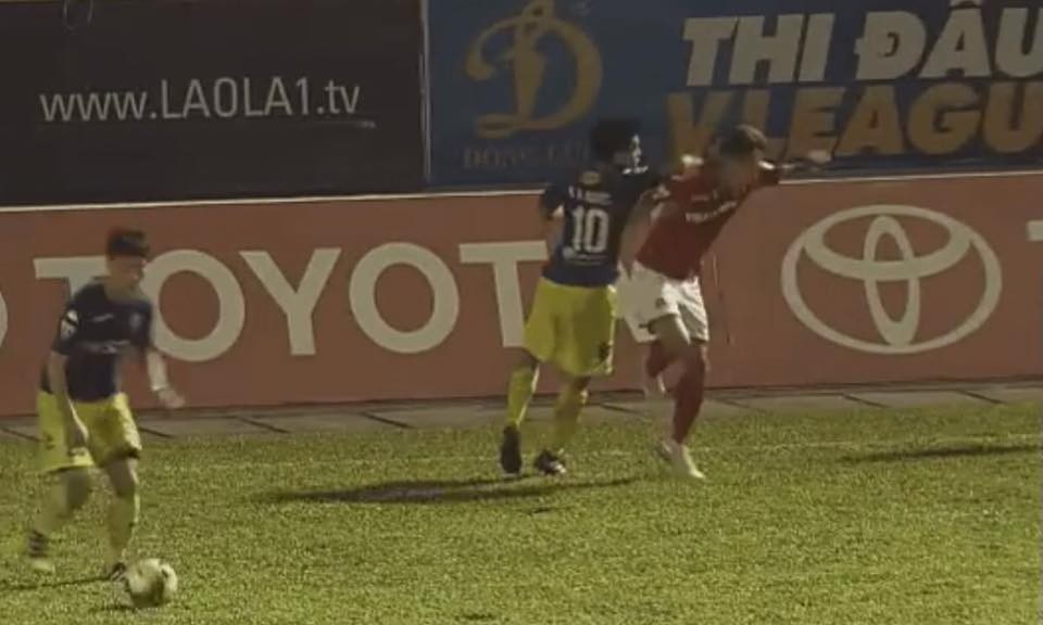 Mất ngôi vô địch V-League, Văn Quyết có khả năng mất Quả bóng vàng - 2 Tình huống Văn Quyết đánh chỏ vào mặt cầu thủ Than Quảng Ninh nhưng thoát thẻ đỏ (ảnh chụp màn hình)