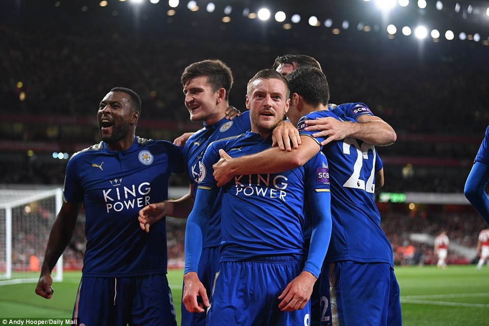 Arsenal 4-3 Leiscester: Bữa tiệc bàn thắng - 3
Vardy có cú đúp trong trận đấu đầu tiên tại Premier League