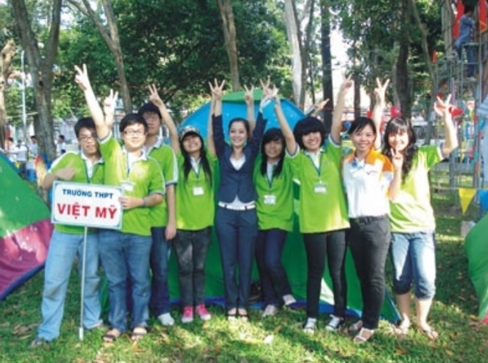 Đại học Tân Tạo qua góc nhìn của Hiệu trưởng hệ thống trường Việt Mỹ - 2 Cô Mai cùng các học sinh VASS hoạt động ngoại khóa.