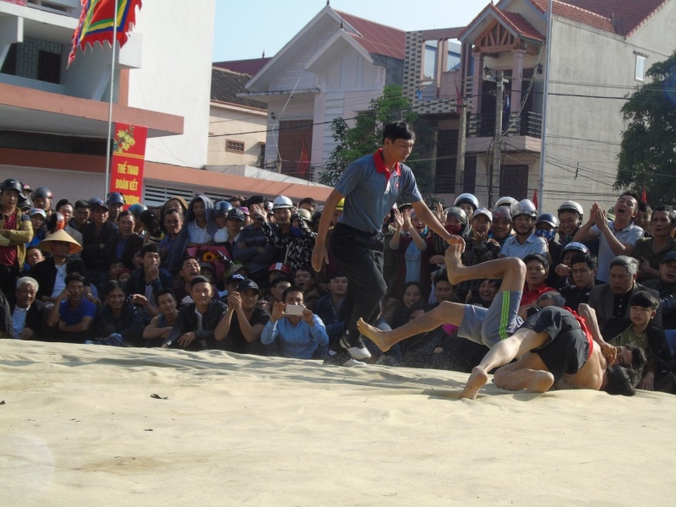 Các trận đấu được quy định thắng thua theo bộ luật vật truyền thống “lấm lưng trắng bụng, chân nhấc cao hơn 20cm so với mặt đất”.