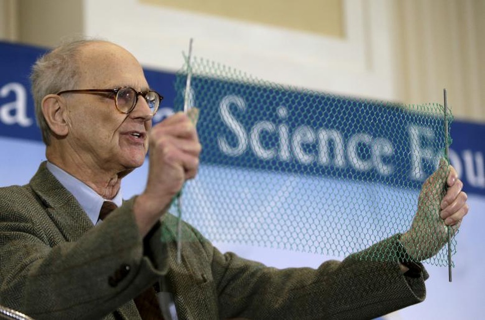 Những gương mặt ẵm giải Nobel 2017 - 8 Giáo sư vật lý Rainer Weiss tại Viện Công nghệ Massachusetts, Mỹ sử dụng vật dụng minh họa trong cuộc họp báo về việc phát hiện sóng hấp dẫn. Giáo sư Weiss nói rằng giải Nobel Vật lý năm nay là sự ghi nhận công sức của gần 1.000 nhà khoa học nghiên cứu về sóng hấp dẫn.