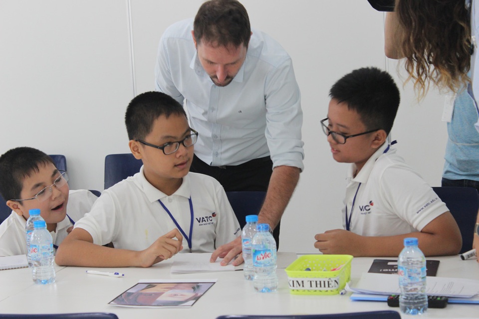 Tâm sự mẹ 8x Sài Gòn chọn lớp học hè cho con - 2
Tại Anh ngữ Việt Mỹ VATC, con được các thầy, cô chăm sóc, dạy bảo rất tận tình nên mình rất yên tâm.