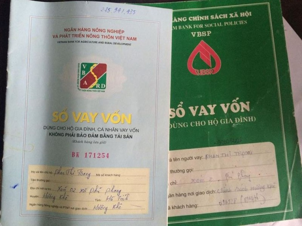 Đôi vợ chồng nghèo van xin cứu lấy chân của đứa con trai tội nghiệp - 4 Hai sổ vay ngân hàng, hiện gia đình anh Bằng đang nợ ngân hàng gần 100 triệu đồng