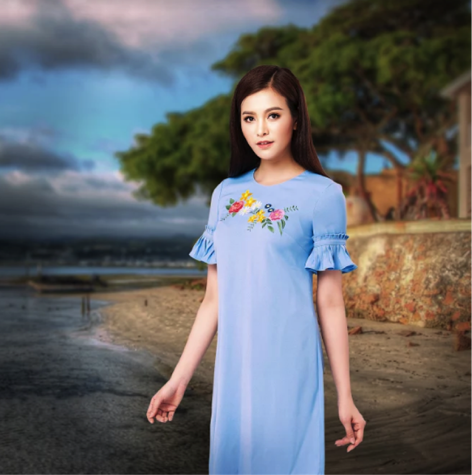 Tưng bừng khai trương Trung tâm thời trang May 10 - 2 Họa tiết và chi tiết nhún bèo ở tay tạo lên sự mền mại và uyển chuyển