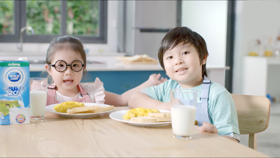 Mách nhỏ mẹo làm bữa sáng cho bé yêu học giỏi và năng động hơn! - 1
Ăn sáng đủ chất giúp các bé có một ngày học tập hiệu quả và vui chơi hết mình