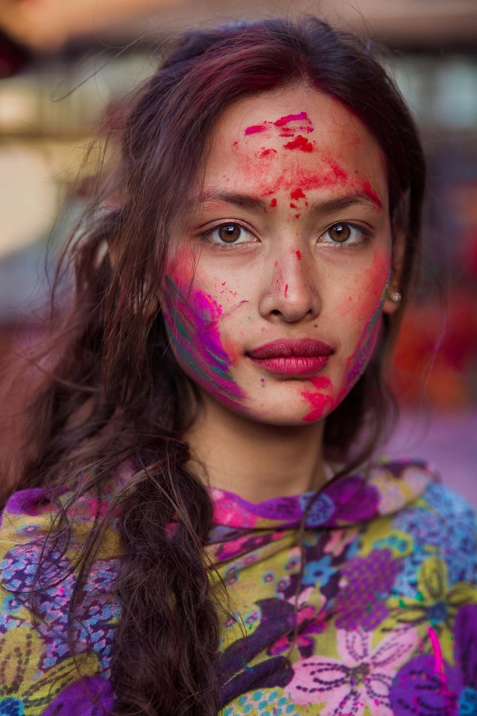 Sona, cô gái trong lễ hội sắc màu Holi ở Kathmandu, Nepal.