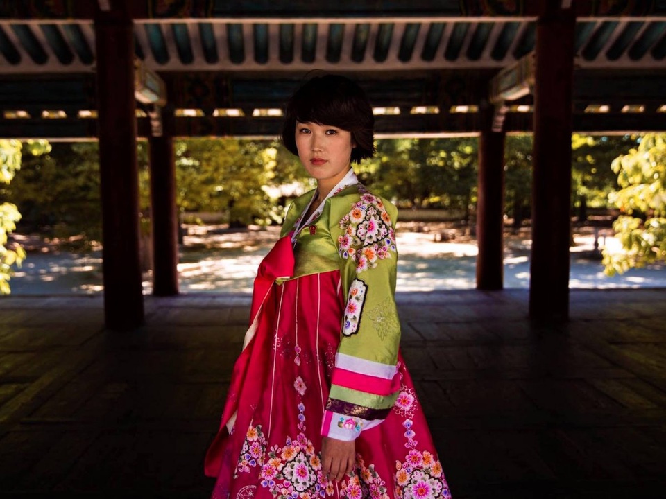 Cho dù việc toàn cầu hóa khiến chuẩn mực về cái đẹp đang xích lại gần nhau nhiều hơn, nhưng nhiếp ảnh gia vẫn muốn cho khán giả thấy sự đa dạng trong nét đẹp có ở khắp nơi. Trong hình là nét đẹp trong sáng của một cô gái Triều Tiên.